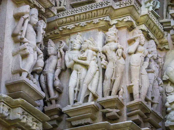Khajuraho, milletvekili, Hindistan - 11, 30, 2013: Madhya Pradesh, Hindistan 'daki Khajuraho tapınaklarının karmaşık oymaları