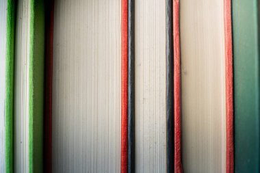 Bir kütüphane arka planında kitap eğitimi kavramlarının ve öğrenme kaynaklarının kapatılması