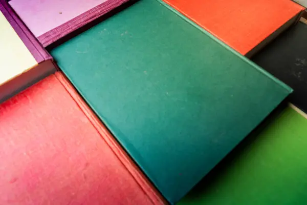 Bir araya toplanmış renkli eğitim kitapları, eğitim ve okur yazarlık temalı arka plan