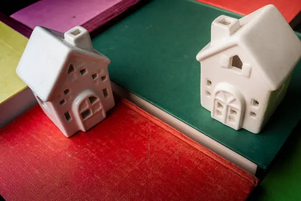 Bir araya toplanmış renkli eğitim kitapları, eğitim ve okur yazarlık temalı arka plan