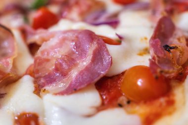Taze mozzarella ve vişneli domatesli leziz jambonlu pizza İtalyan yemeği için mükemmel.