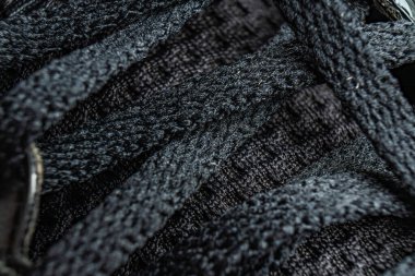 Dokulu ayakkabı bağcıklarının ve kumaş renklendirme işçiliği ve tasarım detaylarının yakın görüntüsü