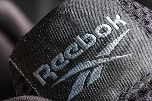 Wabrzych, Polonya - 11.12.2024: Reebok International Limited, ayakkabı üreten ve satan bir Amerikan şirketi.