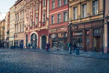Swidnica, Polonya - 01.09.2025: Polonya 'nın Swidnica kentindeki Pazar Meydanı' nın büyüleyici mimarisi