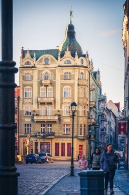 Swidnica, Polonya - 01.09.2025: Polonya 'nın tarihi merkezi Swidnica' daki Pazar Meydanı 'nın büyüleyici mimarisi