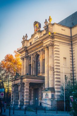 Wrocaw, Polonya - 01.18.2024: Wrocaw Kukla Tiyatrosu, Eski Şehir Bahçesi 'nin ve umumi hamamların yanındaki Theater Square' de yer almaktadır..