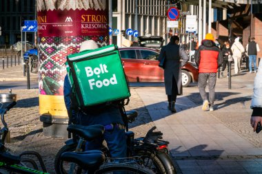 Wrocaw, Polonya - 01.18.2024: Bolt Food Delivery bisikletçisi Wroclaw, Polonya 'da açık bir günde