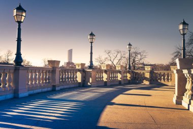 Wroclaw 'ın canlı şehir manzarasında gün batımında sokak lambalarıyla şehir köprüsünün manzarası