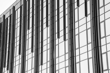 Modern mimari tasarım kentsel ortamdaki yansıtıcı cam ve geometrik desenleri vurguluyor