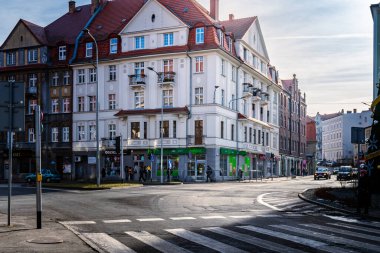 Walbrzych, Polonya - 01.20.2025: Walbrzych 'teki eski bir binada zabka dükkanı