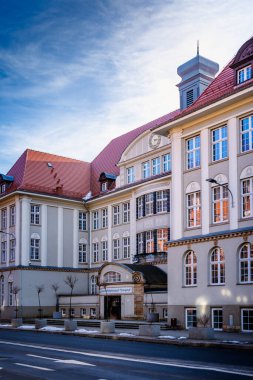 Walbrzych, Polonya - 01.20.2025: Polonya 'nın Walbrzych şehrindeki Polytechnic School kompleksinin inşası