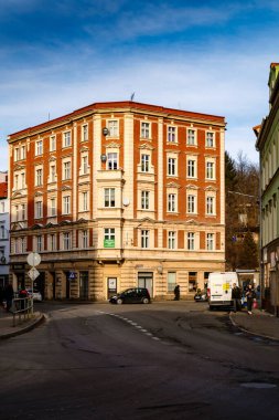 Walbrzych, Polonya - 01.20.2025: Açık bir öğleden sonra Polonya 'nın Walbrzych kentinde tarihi bir binanın kent manzarası