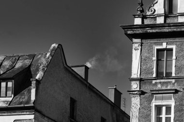 Kentsel kalkınma, çağdaş mimari ve sosyal mücadeleler arasındaki karşıtlığı vurguluyor