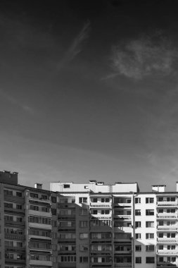 Kentsel konut geliştirme, ufuk çizgisine bakan çağdaş daireler gösteriyor