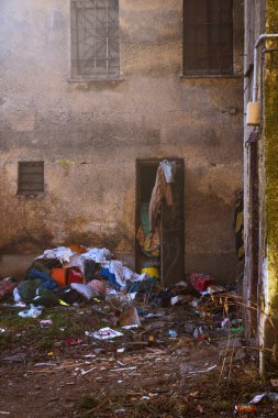 Kentsel bozulma, terk edilmiş binaların çöplerle dolu olduğunu ve öğlenleri gün ortasında attığını ortaya çıkardı.
