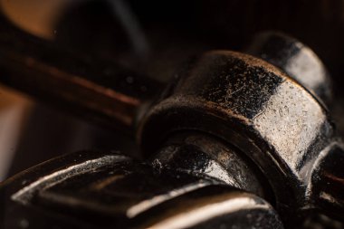 Soyut desenleri ve detayları vurgulayan desenli metal yüzeyin yakın görüntüsü