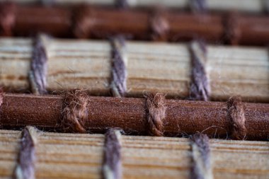 Dokuma desenli doğal dokuların makro görüntüsü toprak renklerini ve organik maddeleri gösteriyor