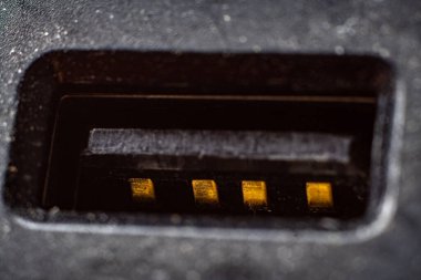 Karmaşık ayrıntılarını ve metalik bağlantılarını gösteren bir USB portunun yakın görüntüsü