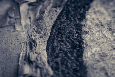 Dokuya yakın kahverengi ahşap yüzey doğal desenleri ve kusurları ortaya çıkarıyor.