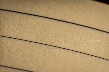 Boş bir spiral defter sayfasının ayrıntıları, bir ofis ortamında notlar ve hatırlatıcılar için hazır