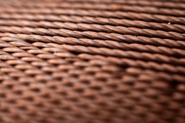 Dokulu kahverengi kumaş, Asya tasarım geleneklerinden eski bir dokuma deseni sergiliyor.