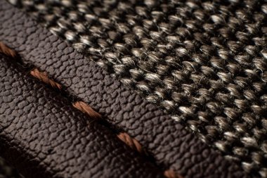 Eski tasarımı vurgulayan dokuma kumaş ve deri elementleri birleştiren desenli kahverengi kumaşı kapat