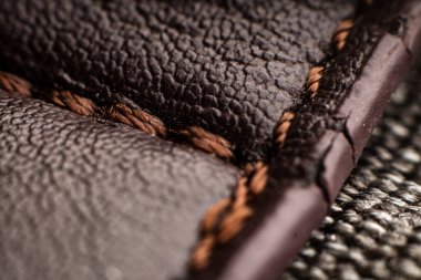 Eşsiz desenli kumaş sergilenen eski bir dizaynda karmaşık dikişler.