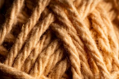 Yakın çekimde kumaşın karmaşık dokumasını ve sıcak renklerini keşfedin.