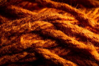 Kahverengi tekstil malzemeleriyle el işi. Karmaşık dokular ve desenler sergiliyor.