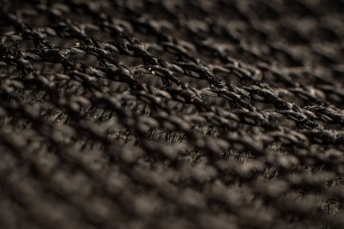 Eski bir butik ortamında dokuma kumaşın karmaşık dokularını keşfetmek.