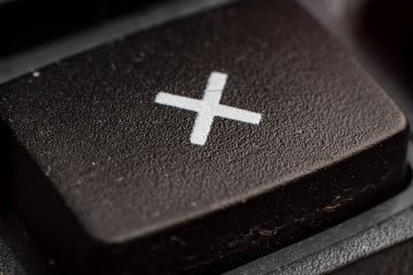 Finansal hesaplamalar için çarpma düğmesini gösteren bir hesap makinesi tuş takımının kapatılması