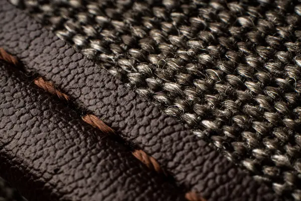 Eski tasarımı vurgulayan dokuma kumaş ve deri elementleri birleştiren desenli kahverengi kumaşı kapat