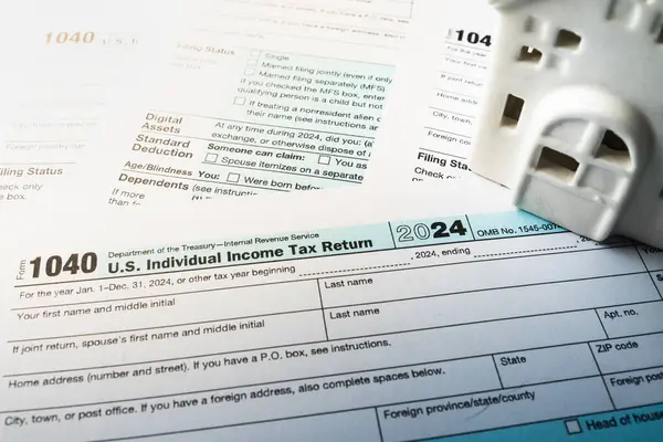 Form 1040, bireyler yıllık gelir vergisini 2024 yılı için hazırlarken tamamlanmaya hazır.