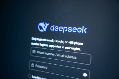 Wabrzych, Polonya 01.28.2025: Cep telefonunda derin arama logosu görüntülendi. Deepseek Çinli bir yapay zeka şirketi.