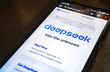 Wabrzych, Polonya 01.28.2025: Cep telefonunda derin arama logosu görüntülendi. Deepseek Çinli bir yapay zeka şirketi.