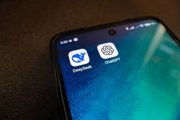 Wabrzych, Polonya 01.28.2025: Cep telefonunda derin arama logosu görüntülendi. Deepseek Çinli bir yapay zeka şirketi.