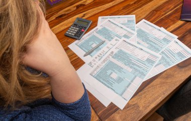 Şaşkın Kadın kapalı bir ortamda 1040 ABD gelir vergisi formunu tamamlamaya odaklandı