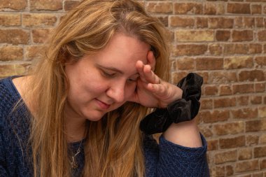 Şaşkın Kadın kapalı bir ortamda 1040 ABD gelir vergisi formunu tamamlamaya odaklandı