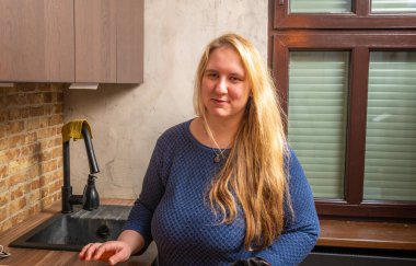 Mutfakta bir kadın, akşam evdeki samimi bir toplantı sırasında sohbete daldı.