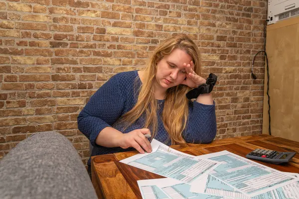 Şaşkın Kadın kapalı bir ortamda 1040 ABD gelir vergisi formunu tamamlamaya odaklandı