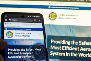 Walbrzych, poland: 1.31.2025: Federal Havacılık İdaresi 'nin resmi web sitesini gösteren mobil bir cihaz, ABD' deki en güvenli ve en verimli havacılık sisteminin sağlanmasına odaklanmış durumda..