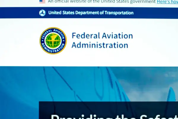 Walbrzych, Polonya: 1.31.2025: Resmi federal kurumun web sitesi havacılık güvenliği, düzenlemeler ve kapsamlı denetimin önemini vurguluyor. Kullanıcılar sivil havacılık hizmetleriyle ilgili kaynakları araştırabilirler.