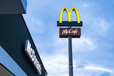 Walbrzych, Polonya - 01.31.2025: McDonald 's Fast-food restoran şirketi