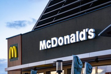 Walbrzych, Polonya - 01.31.2025: McDonald 's Fast-food restoran şirketi