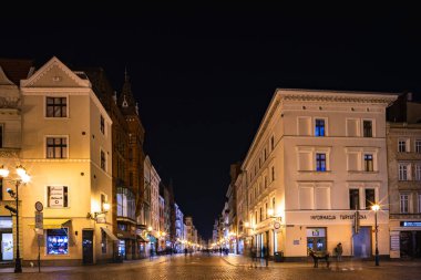 Torun 'daki Okraglak gözaltı merkezinin çarpıcı zıtlığını yakalamak, tarihi mimariyi çağdaş kentsel yaşamla harmanlamak.