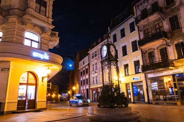 Torun 'daki Okraglak gözaltı merkezinin çarpıcı zıtlığını yakalamak, tarihi mimariyi çağdaş kentsel yaşamla harmanlamak.