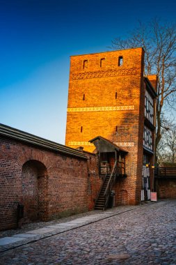 Karanlık çöktüğünde, Torun 'daki eğimli kule sıcak bir şekilde parlıyor ve ziyaretçileri zengin tarihini ve çarpıcı mimarisini keşfetmeye davet ediyor..