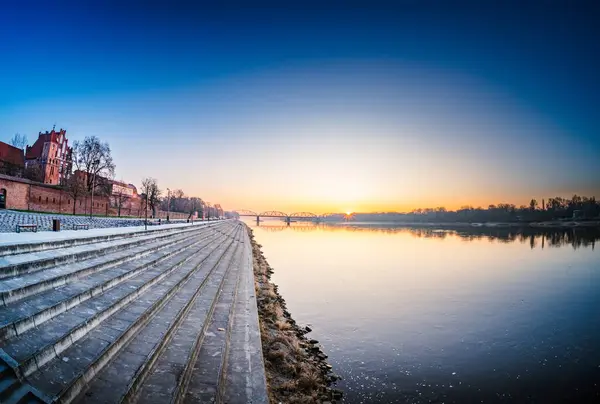 Sabah ışığı Torun 'daki Vistula Nehri gezintisini yıkıyor. Aylakları dingin güzelliğine ve zengin mirasına hayran olmaya davet ediyor..