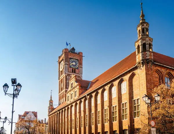 Bir UNESCO Dünya Mirası sahası olan ve sabah güneşinin tadını çıkaran Torun 'un tarihi Eski Şehir Salonu' nun çarpıcı cephesi..