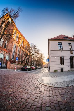 Aziz Johns Katedrali 'nin etrafını saran kaldırım taşından sokaklar Eski Torun Kasabası' nın tarihi güzelliğini aydınlatan güneş gibi parıldıyor..